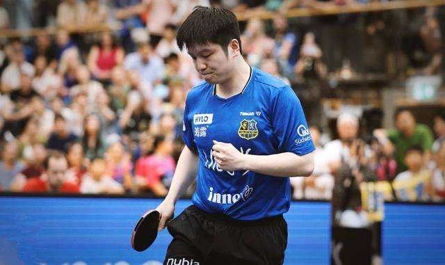 的红牌上 的红牌上